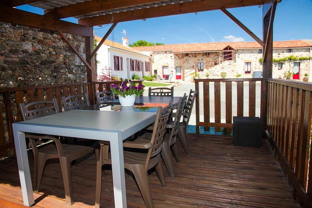 Domaine De La Courillere Bed & Breakfast Le Boupere ภายนอก รูปภาพ