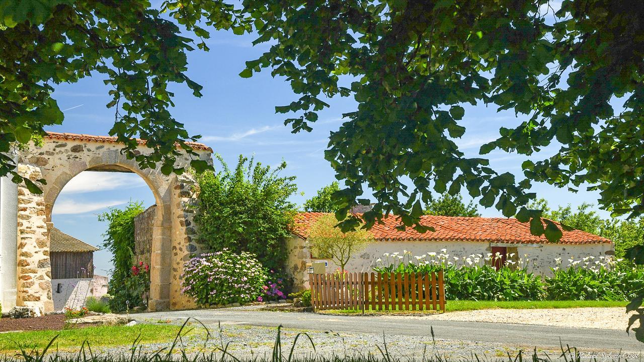 Domaine De La Courillere Bed & Breakfast Le Boupere ภายนอก รูปภาพ